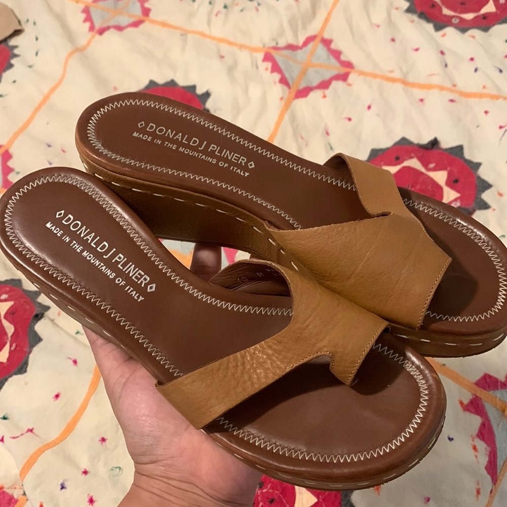 Donald J Pliner Wedge